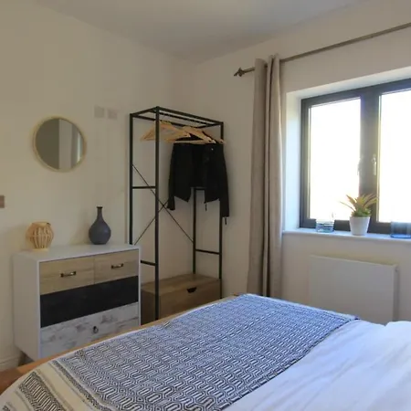 Cabot Mews 4 Apartment *